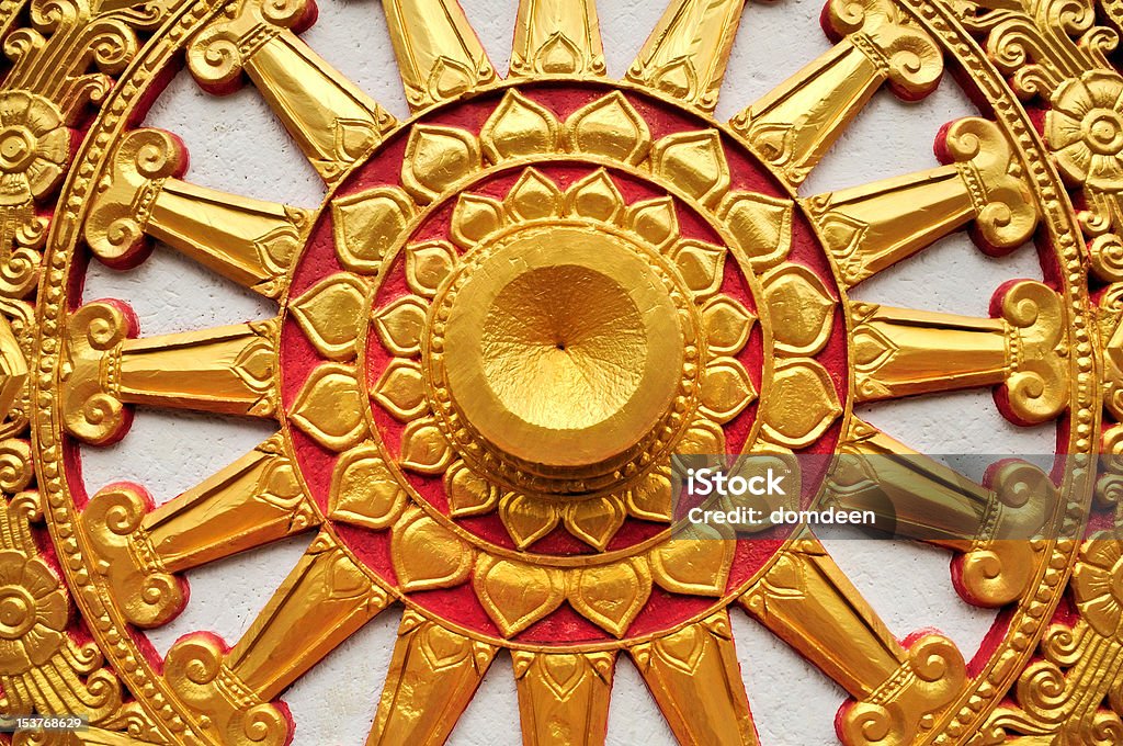 Budismo de oro símbolo rueda de la vida - Foto de stock de Amarillo - Color libre de derechos