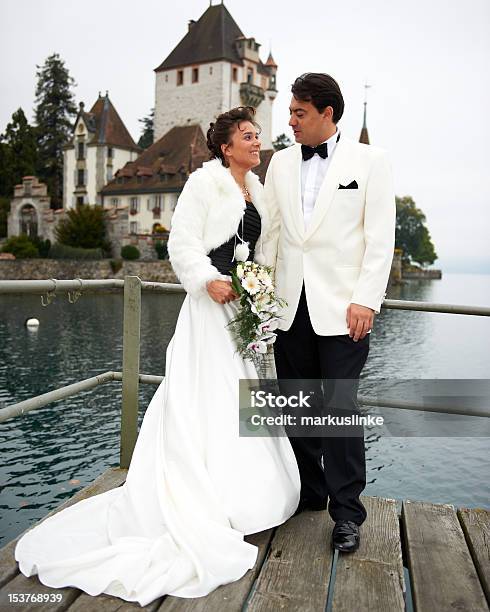 Photo libre de droit de Souriant Le Marié Et La Mariée banque d'images et plus d'images libres de droit de Culture suisse - Culture suisse, Lac, Mariage