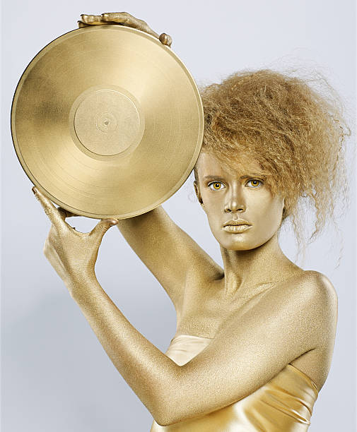 golden chica con vinilo - face paint audio fotografías e imágenes de stock