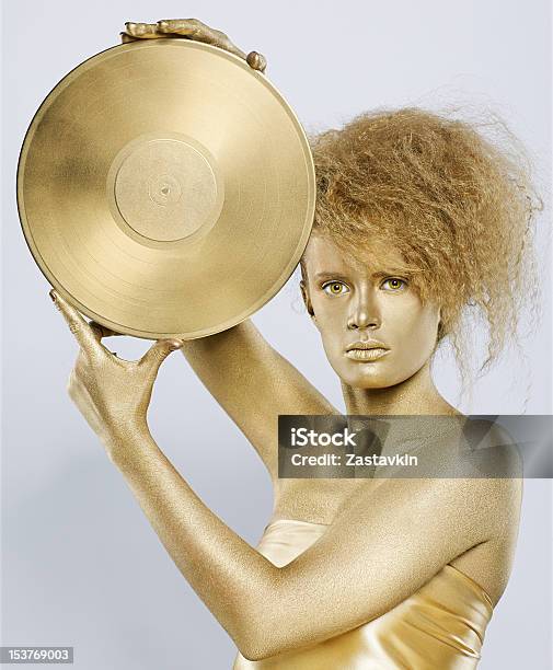 Golden Ragazza Con Dischi In Vinile - Fotografie stock e altre immagini di Adulto - Adulto, Beautiful Woman, Bellezza