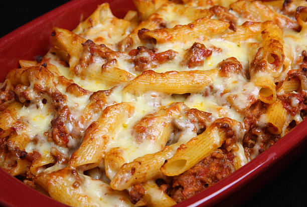 rigatoni pasta gratín de dulces - al horno fotografías e imágenes de stock