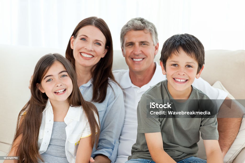 Портрет улыбающейся семьи - Стоковые фото Близость роялти-фри