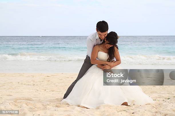 Coppia Sulla Spiaggia - Fotografie stock e altre immagini di Abito da sposa - Abito da sposa, Adulto, Ambientazione esterna