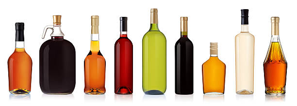conjunto de garrafas isoladas no fundo branco - brandy bottle alcohol studio shot - fotografias e filmes do acervo