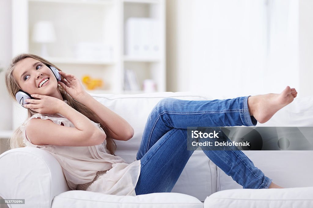 Belle fille avec un casque à la maison - Photo de 20-24 ans libre de droits