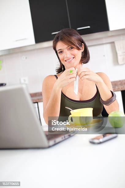 Mulher Moderna A Leitura De Emails O Seu Pequenoalmoço - Fotografias de stock e mais imagens de Adulto