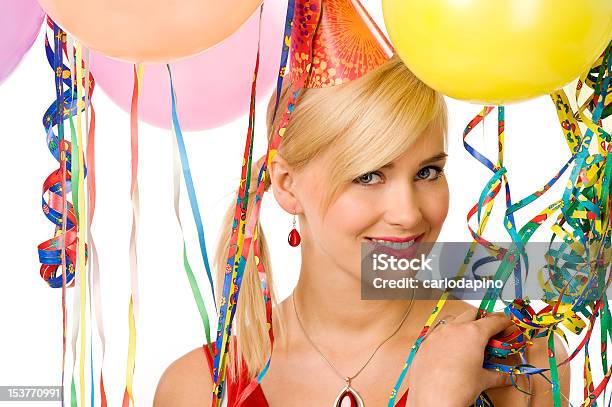 Uśmiechnięta Dziewczyna W Party Z Balonów - zdjęcia stockowe i więcej obrazów Balon - Balon, Blond włosy, Czerwony