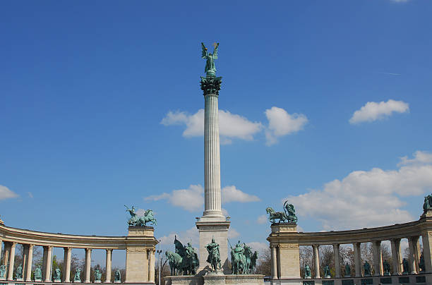 площадь героев, сформулированных в декларации тысячелетия, будапешт - old timers parade стоковые фото и изображения