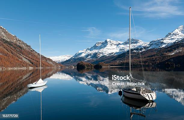 Barche A Vela Sul Lago Silvaplana Nei Pressi Di Saint Moritz - Fotografie stock e altre immagini di Lago Silvaplana