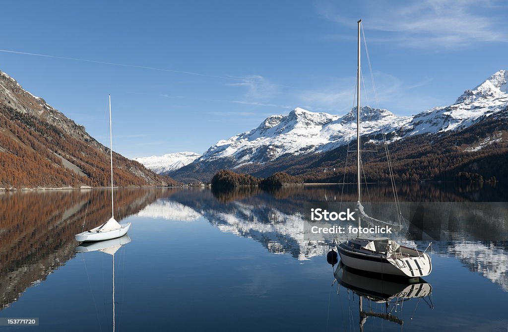 Barcos à vela sobre o Lago de Silvaplana perto de Saint Moritz - Royalty-free Lago de Silvaplana Foto de stock