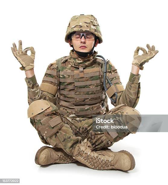 Nowoczesne Soldier Jest Medytować - zdjęcia stockowe i więcej obrazów Siły zbrojne - Siły zbrojne, Wojsko, Medytować
