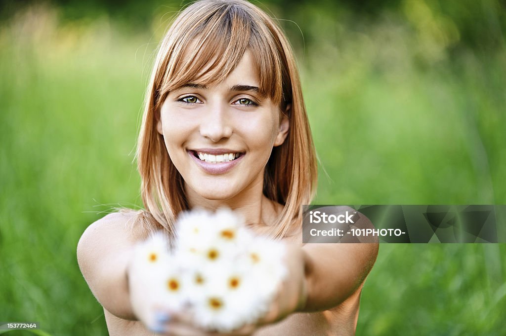 Ragazza con bouquet di camomiles - Foto stock royalty-free di Abbigliamento casual