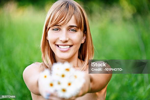 Foto de Menina Com Buquê De Camomiles e mais fotos de stock de Adulto - Adulto, Alegria, Atividade Recreativa