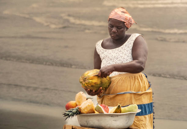 une femme de palenquera vend des fruits - food caribbean street cartagena photos et images de collection