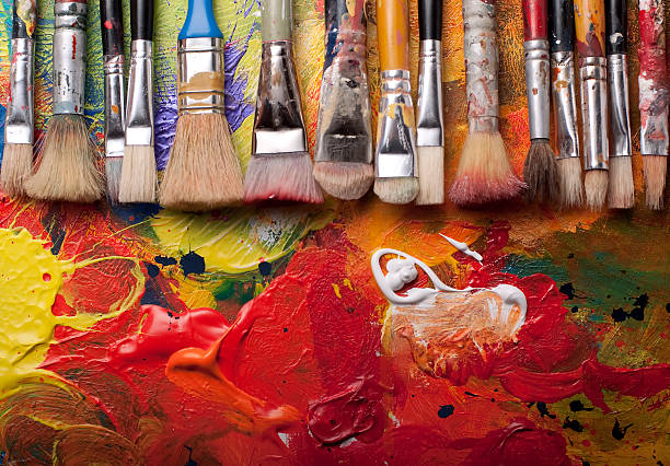 pintura escovas em uma linha - paintbrush palette art paint imagens e fotografias de stock