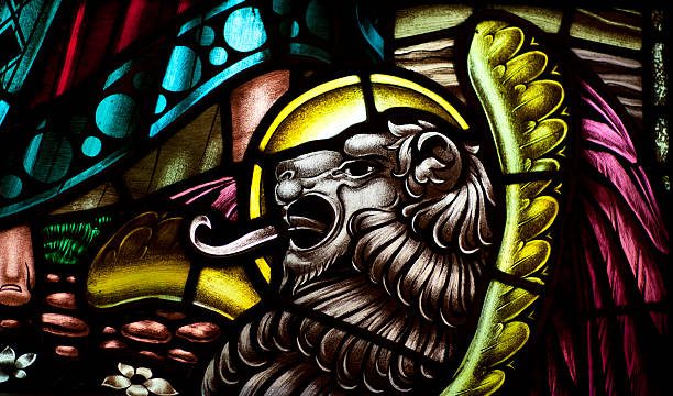 때묻은 유리컵 lion - stained glass church indoors close up 뉴스 사진 이미지