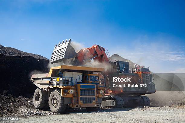 Beladen Des Gold Ore In Starkem Kipplaster Stockfoto und mehr Bilder von Bagger - Bagger, Beladen, Bergbau