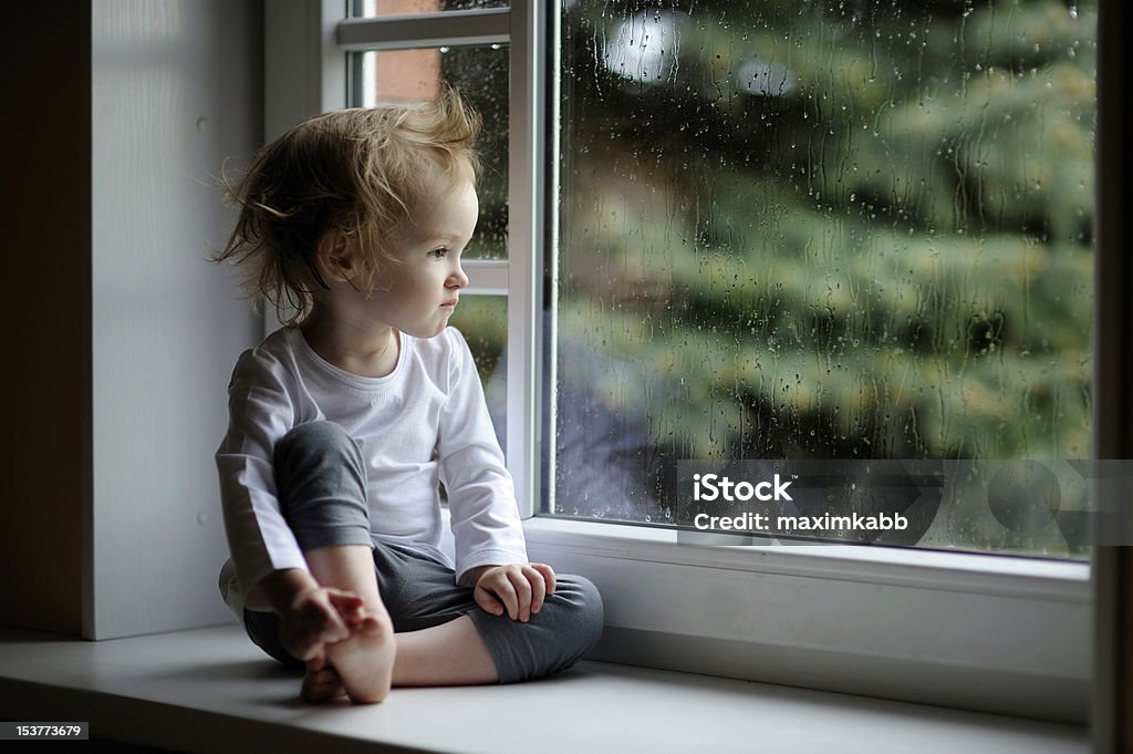 可愛らしい幼児の��女の子のもので raindrops - 窓のロイヤリティフリーストックフォト