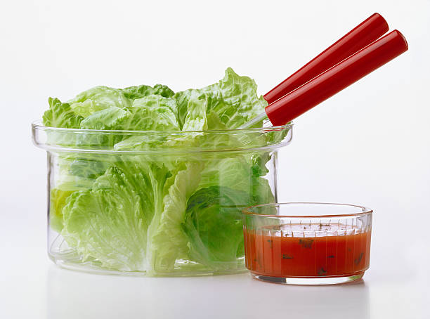 Glass bowl con ensalada Y VESTIDOR - foto de stock