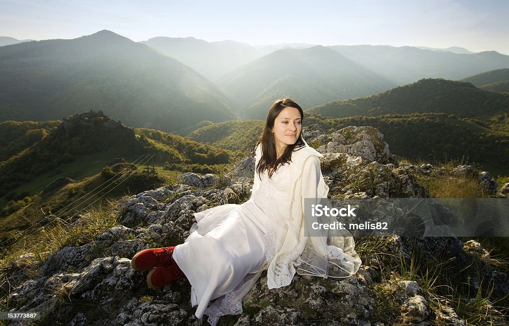 Belle mariée posant sur les rochers dans un paysage de montagne - Photo de Adulte libre de droits