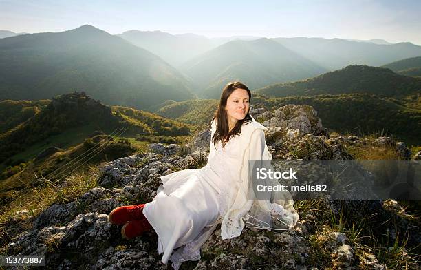 Photo libre de droit de Belle Mariée Posant Sur Les Rochers Dans Un Paysage De Montagne banque d'images et plus d'images libres de droit de Adulte