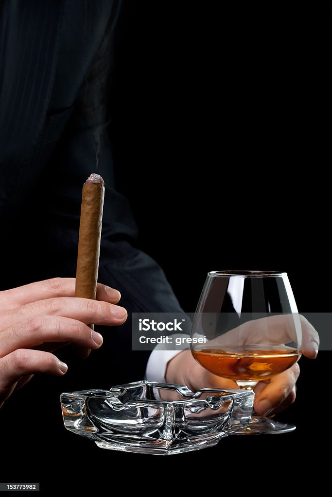 Person hält eine Zigarre - Lizenzfrei Alkoholisches Getränk Stock-Foto