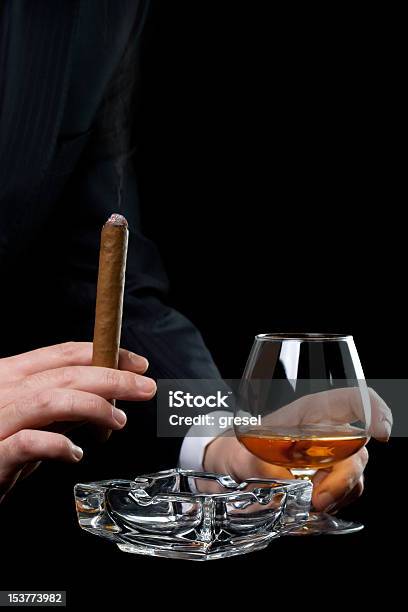 Person Hält Eine Zigarre Stockfoto und mehr Bilder von Alkoholisches Getränk - Alkoholisches Getränk, Cognac, Ein Mann allein