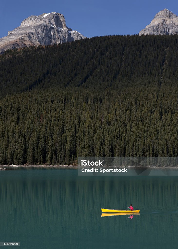 Femme faire du canoë sur le Lac Moraine, Alberta, Canada - Photo de Parc National de Banff libre de droits