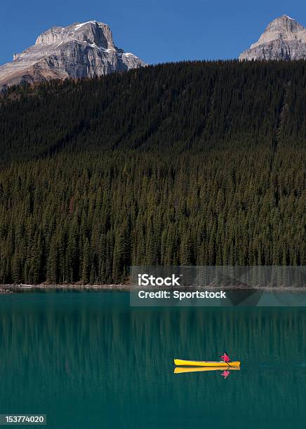 Photo libre de droit de Femme Faire Du Canoë Sur Le Lac Moraine Alberta Canada banque d'images et plus d'images libres de droit de Parc National de Banff