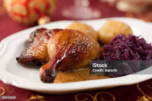 Pato Assado Com Repolho Vermelho E Dumplings Batata - Fotografias de stock e mais imagens de Pato - Carne Branca