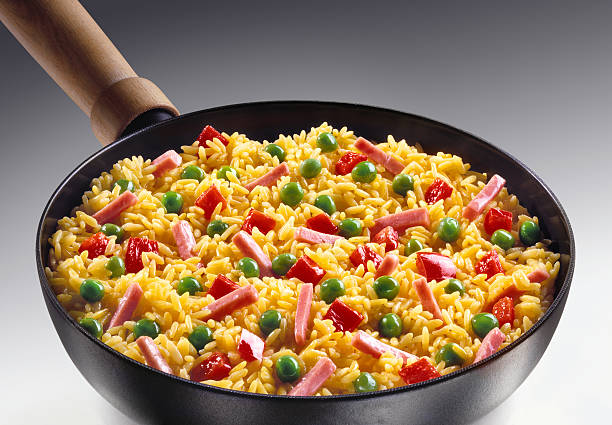 Arroz frito con jamón y verduras - foto de stock