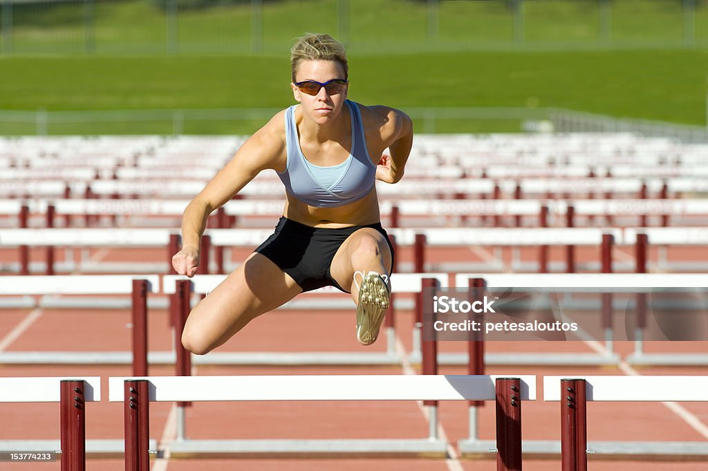 Atleta saltare Oltre gli ostacoli - Foto stock royalty-free di Corsa ad ostacoli - Atletica leggera