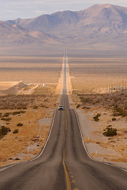 長い砂漠 highway - death valley national park ストックフォトと画像