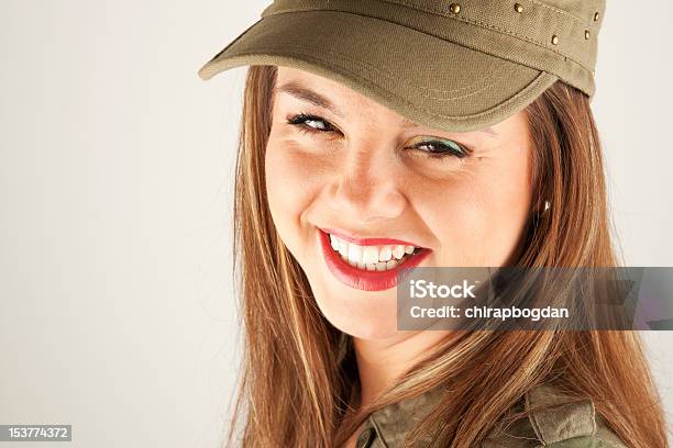 Foto de Mulher Bonita Em Roupas De Militares e mais fotos de stock de Adulto - Adulto, Beleza, Boné de Uniforme