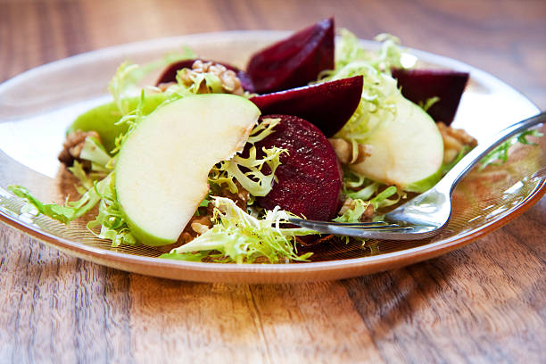 salada de beterraba e apple assado - apple red portion fruit imagens e fotografias de stock