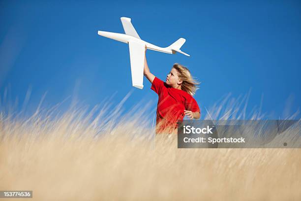 Jovem Rapaz Brincando Com Avião Planador De Brinquedo No Campo - Fotografias de stock e mais imagens de Campo agrícola