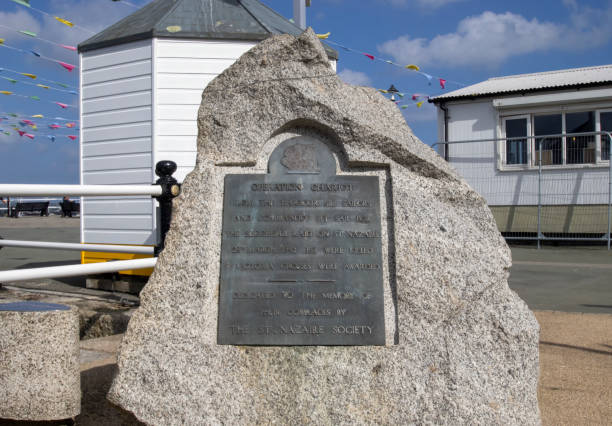 le mémorial aux hommes qui ont pris part à l’opération chariot pendant la seconde guerre mondiale, sur prince of wales pier à falmouth, cornouailles, royaume-uni - victoria cross photos et images de collection