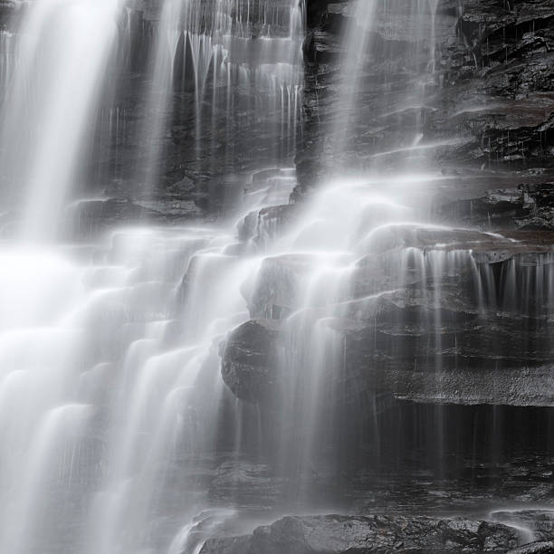 туманный каньон водопад каскад черный и белый селективного цвета - black and white landscape square long exposure стоковые фото и изображения