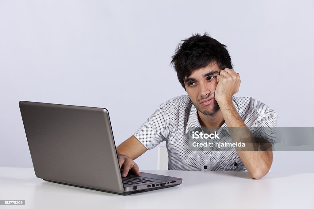 Junge Arbeit mit seinem laptop - Lizenzfrei Arbeit und Beschäftigung Stock-Foto