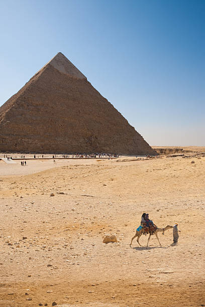 corrida de camelos gizé pirâmide quéfren - egypt camel pyramid shape pyramid imagens e fotografias de stock