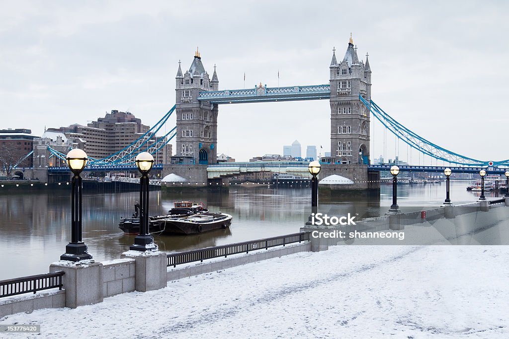 london tower bridge en la nieve - Foto de stock de Londres - Inglaterra libre de derechos