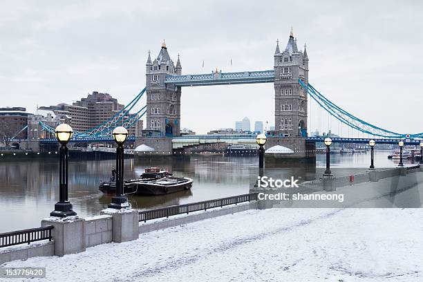 London Tower Bridge En La Nieve Foto de stock y más banco de imágenes de Londres - Inglaterra - Londres - Inglaterra, Invierno, Nieve