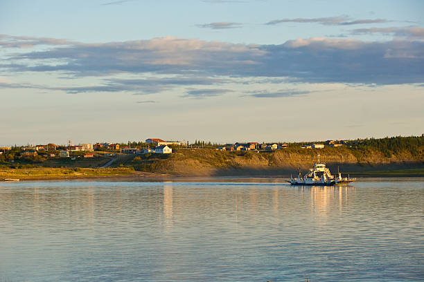 arctic red river ferry - 西北地區 個照片及圖片檔