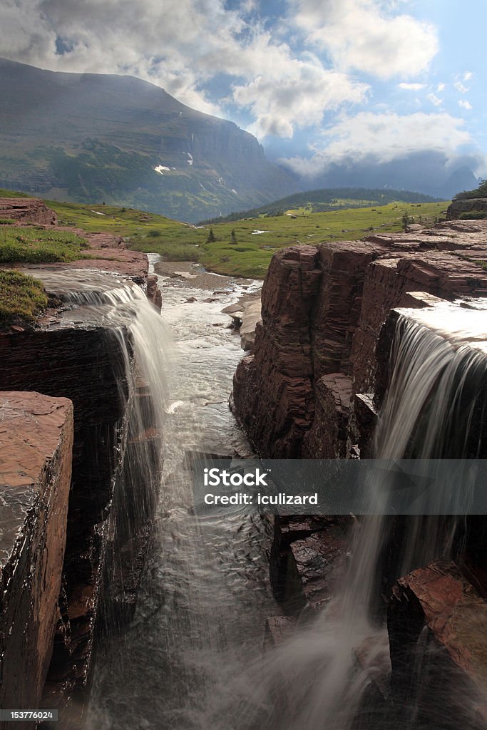 Doppelte Wasserfall im Glacier National Park - Lizenzfrei Berg Stock-Foto