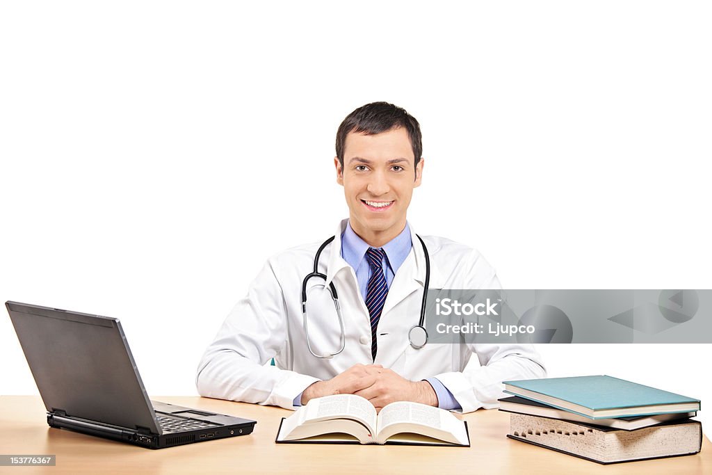 Medico in posa nel suo ufficio - Foto stock royalty-free di Libro