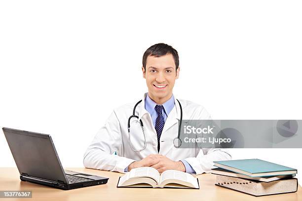 Medico In Posa Nel Suo Ufficio - Fotografie stock e altre immagini di Libro - Libro, Medico, Abbigliamento da lavoro