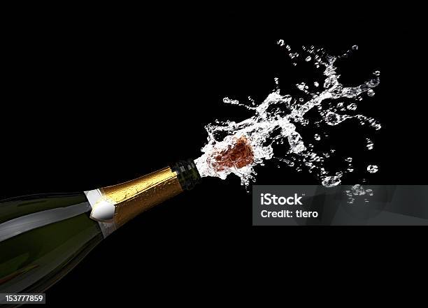 Brindar Rolha De Champanhe - Fotografias de stock e mais imagens de Champanhe - Champanhe, Explodir, Rolha de champanhe