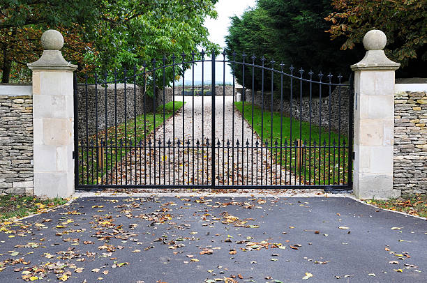 gates und einfahrt des country estate - boulevard mansion road grounds stock-fotos und bilder