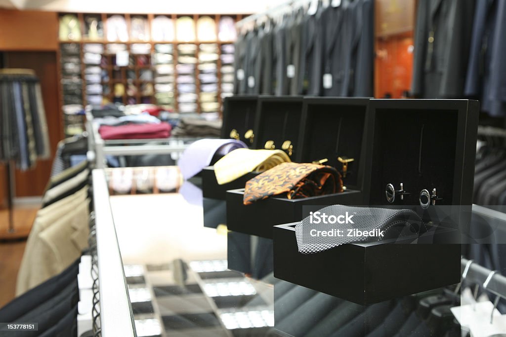 Bridas de cuello en una tienda de moda - Foto de stock de Caja libre de derechos
