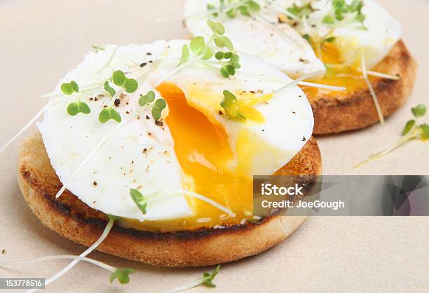 Escaldado Ovos Em Torrado Pãozinho Doce - Fotografias de stock e mais imagens de Ovo - Ovo, Escaldado, Pãozinho Doce